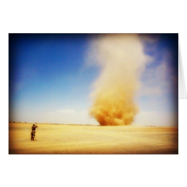 Soldat regardant la carte de tempête de sable (Devant horizontal)