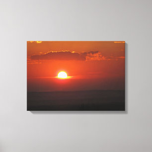 Soleil dans la toile enveloppée des nuages