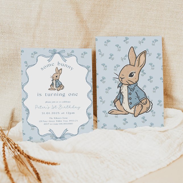Some Bunny est une invitation numérique. Rustique  (Peter Rabbit 1st Birthday Invitation)