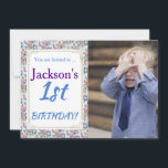 SON 1ER ANNIVERSAIRE INVITATION<br><div class="desc">Invitation pour la première fête d'anniversaire de Baby Boy ! .. Excitant pour tout le monde. Aidez-le et sa famille à célébrer ! ... Remplacez la photo par l'une de vos propres et customisez vos détails .. .. Peintures empreintes de pattes colorées, gaies et capricieuses. Airy, insouciant et personnalisable. Bleu,...</div>