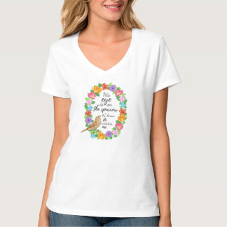 Son oeil est sur le T-shirt féminin du moineau