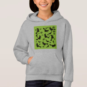 Sorcière volante parmi les étoiles à Halloween nui