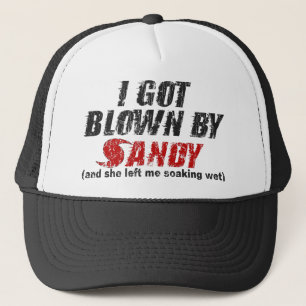 Soufflé par Sandy a affligé le casquette de Sand