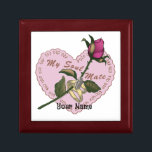 Soulmate Anneaux Rose Boîte à bijoux Coeur<br><div class="desc">Soulmate Anneaux Rose Boîte à bijoux Coeur, vêtements mariages, t-shirts pour mariées, cadeaux de Saint-Valentin, vêtements de Saint Valentin par ArtMuvz Illustration. POUR PERSONNALISER, ajoutez votre nom ou ajoutez du texte à la place. T-shirt Coeur nostalgique, vêtements et cadeaux roses, sac fourre-tout, mug.cravate romantique unique, classeur du coeur, casquette, mousepad....</div>