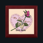 Soulmate Anneaux Rose Boîte à bijoux Coeur<br><div class="desc">Soulmate Anneaux Rose Boîte à bijoux Coeur, vêtements mariages, t-shirts pour mariées, cadeaux de Saint-Valentin, vêtements de Saint Valentin par ArtMuvz Illustration. POUR PERSONNALISER, ajoutez votre nom ou ajoutez du texte à la place. T-shirt Coeur nostalgique, vêtements et cadeaux roses, sac fourre-tout, mug.cravate romantique unique, classeur du coeur, casquette, mousepad....</div>
