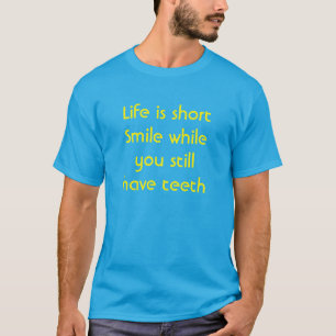 Sourire tandis que vous avez toujours le T-shirt