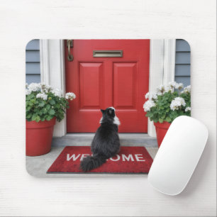 Souris Chat Smoking sur un Tapis de Bienvenue Rouge