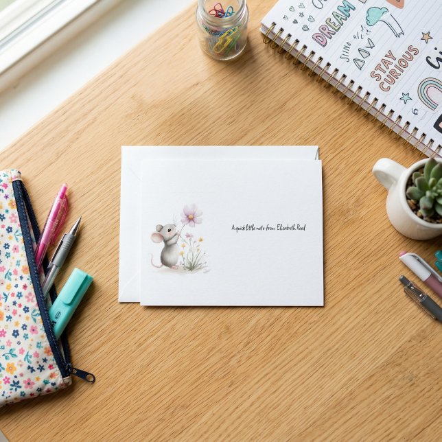 Souris de conte de fées cueillant une fleur sauvag (Créateur téléchargé)