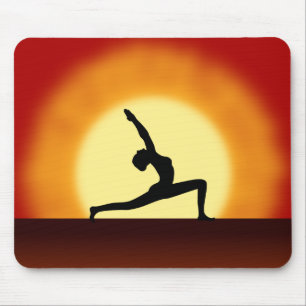 Souris Femme de lever de soleil de yoga posant le tapis