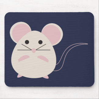 Souris mignonne sur le tapis de souris