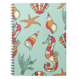 Sous le carnet de notes à spirale de mer