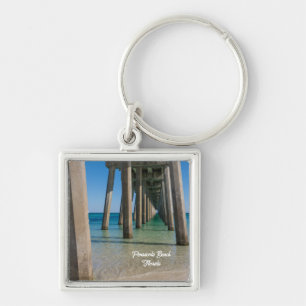 Sous le porte-clés souvenir du quai de la plage de