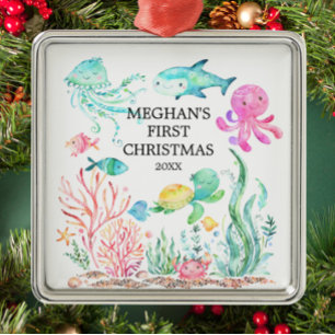 Sous le premier ornement de Noël du bébé de mer