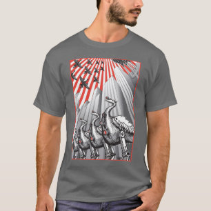Sous le T-shirt gris-foncé de surveillance