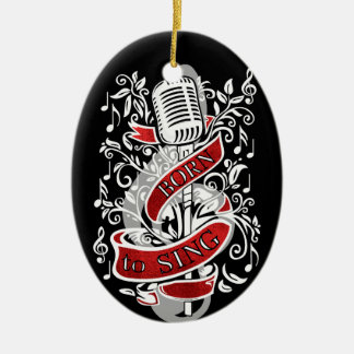 Soutenu pour chanter des ornements de Noël