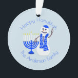 Souvenir de Menorah Chrismukkah de bonhomme de<br><div class="desc">Personnalisez un côté de ces bonhomme de neige et Menorah de Hanoukka pour celui d'un ornement aimable de souvenir. Un côté a un cercle de texte où vous pouvez customiser et personnaliser les mots à votre contenu de coeurs : ajoutez l'année où vous étiez mariés, créez le premier ornement de...</div>