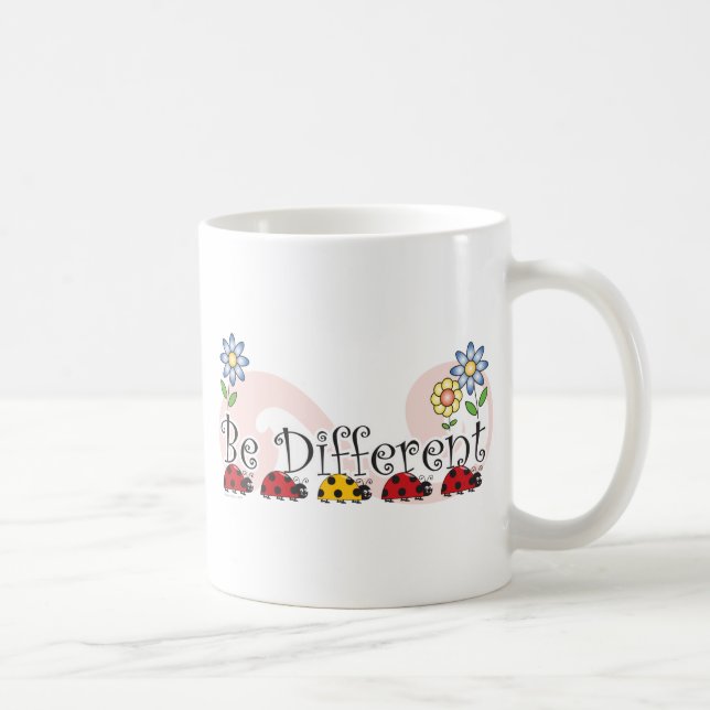 Soyez différentes coccinelles avec la tasse de (Droite)