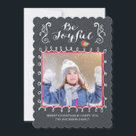 Soyez Joyeux Chalkboard Holiday Carte photo de Noë<br><div class="desc">Envoyez cette année une carte de Noël moderne et unique que votre famille et vos amis aimeront. Notre carte de vacances photo contemporaine dispose d'un cadre blanc et rouge fantaisiste pour votre photo avec des garnitures élégantes fleuris mettant en avant la typographie disant "soyez joyeux" mis sur un arrière -...</div>