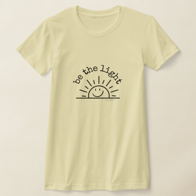 SOYEZ LA T-SHIRT LÉGÈRE (Poser)