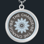 Soyez le changement - collier de citation de 3<br><div class="desc">Portez un collier de citation de trois mots pour motiver et s'inspirer ou pour les donner comme cadeau unique et mémorable à votre famille et amis. Le collier de message avec les conceptions originales combinent l'inspiration avec la beauté</div>