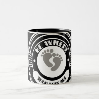 Soyez où vos pieds sont - tasse à deux tons