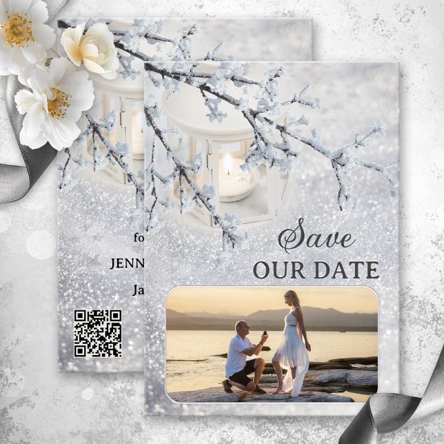 Sparkling Snow Photo Winter Enregistrer la carte D (Photo winter wedding Save the Date card featuring a candle lit lantern in sparkling snow - QR code)