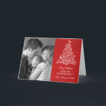 Sparktree Chalkboard Carte de vacances, Rouge<br><div class="desc">Carte de voeux photo Sparkle Tree design et tendance en rouge avec un arrière - plan de tableau noir et un élégant sapin de Noël. Cette carte chic est parfaite pour envoyer des voeux de vacances à des amis et à la famille. Customisez avec votre propre photo de famille et...</div>
