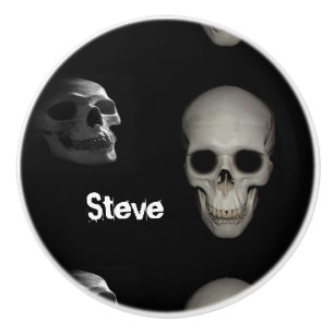 Squelette dans le bouton en céramique étroit