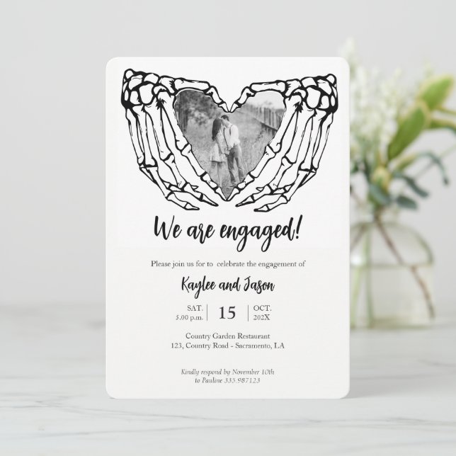 Squelette Mains Engagement Partie Photo Invitation (Debout devant)