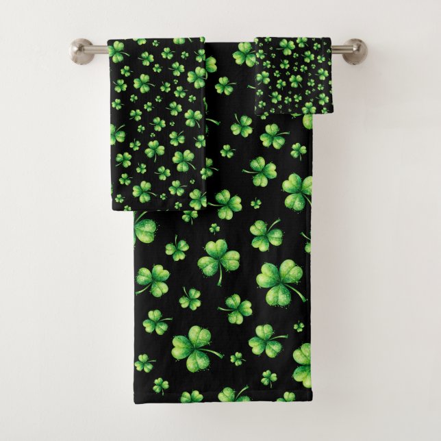 St. Patrick’s Day Watercolor Shamrock on black (En situation)