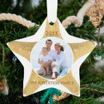 Starfish Beach Famille de Noël Blanc<br><div class="desc">Cet ornement de Noël sur le thème de la plage est orné d'une étoile de mer sur un simple arrière - plan blanc, avec une photo ronde au milieu, et le nom de famille et l'année. *Si vous avez besoin d'aide pour ce design ou les produits correspondants, veuillez me contacter...</div>