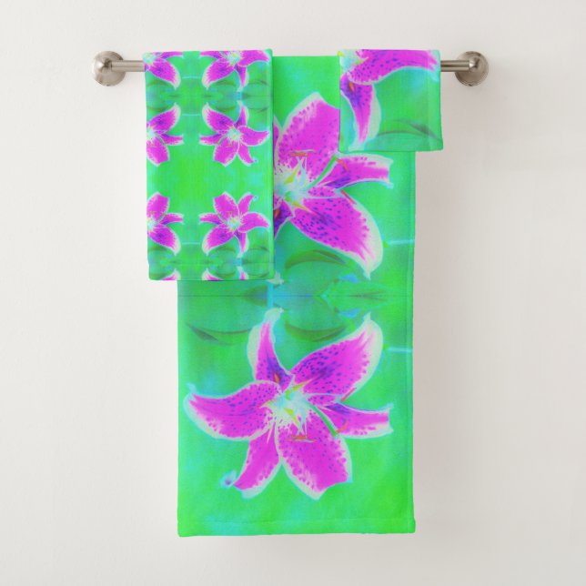 Stargazer rose chaud Lily sur Turquoise et vert (En situation)