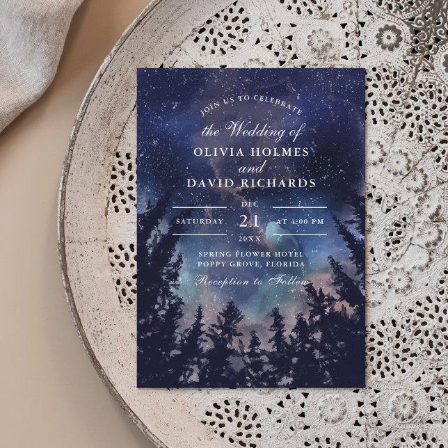 Starry Night Forest Faire-part de mariage (Starry Night Forest Wedding Invitation on a neutral boho plate.)