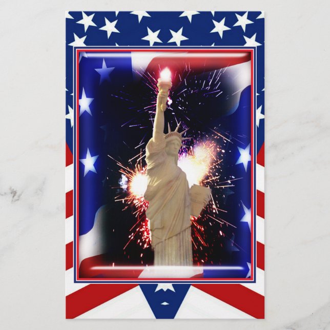 Statue de la Liberté avec Feux d'Artifice pour le  (Devant)