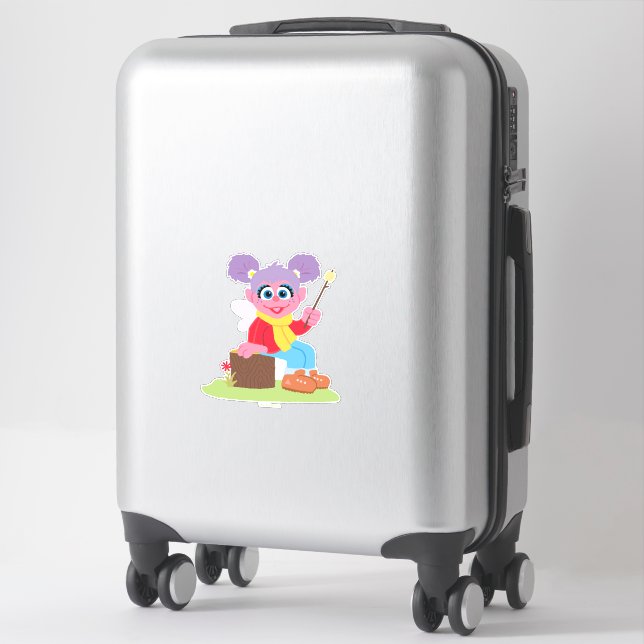 Sticker Abby Cadabby | Faire des S'mores (Sur valise)