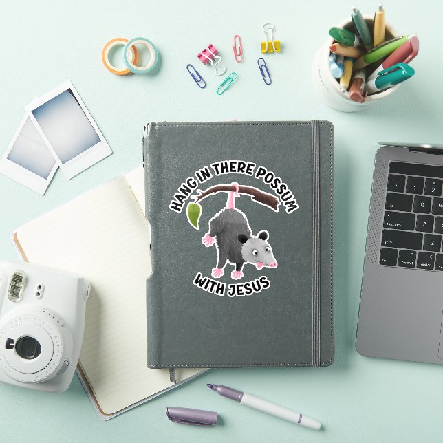 Sticker Accroche-toi avec Jésus, joli opossum chrétien (Couverture iPad)