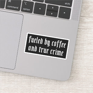 Sticker Alimenté par le café et le vrai crime