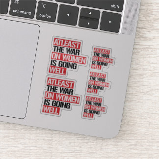 Sticker Au moins, la guerre contre les femmes se porte bie