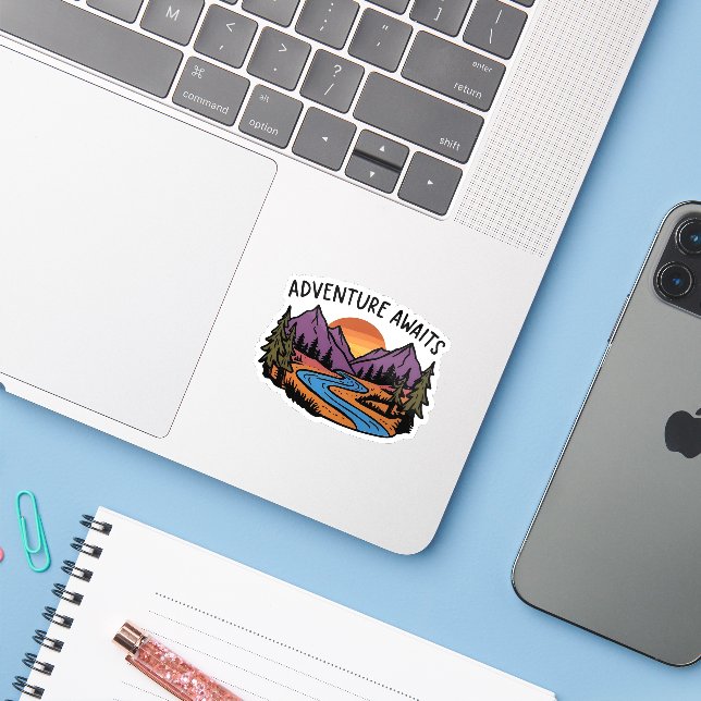 Sticker Aventure Await - Mountain Scene (Ordinateur portable avec iPhone)