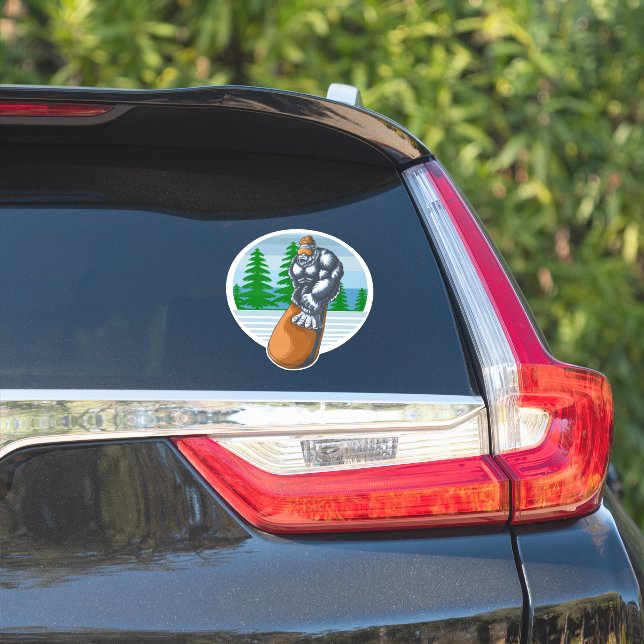 Sticker Bigfoot faisant du snowboard sur les pentes (Côté voiture)