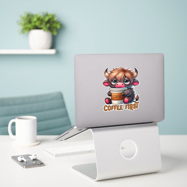 Sticker Cadeaux pour amateurs de café en premier  (Ordinateur portable sur le bureau)