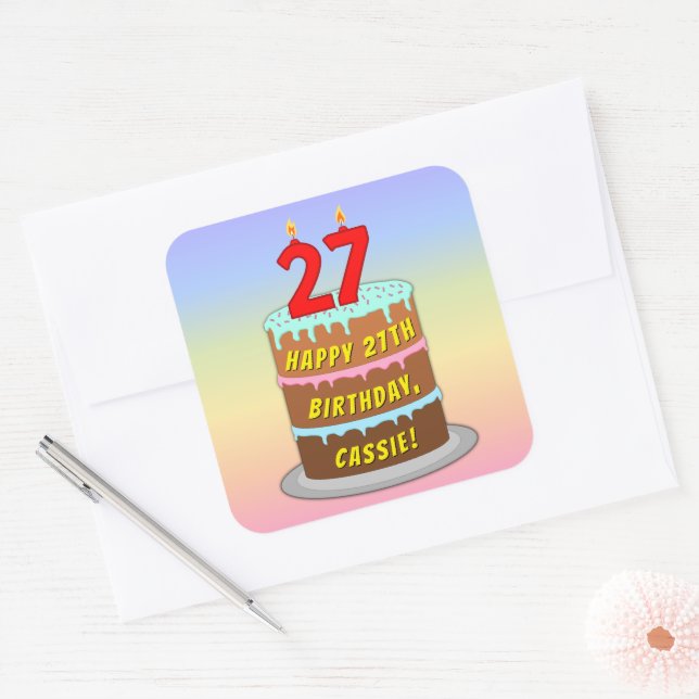 Sticker Carré 27e anniversaire : Gâteau et bougies amusants + No (Enveloppe)