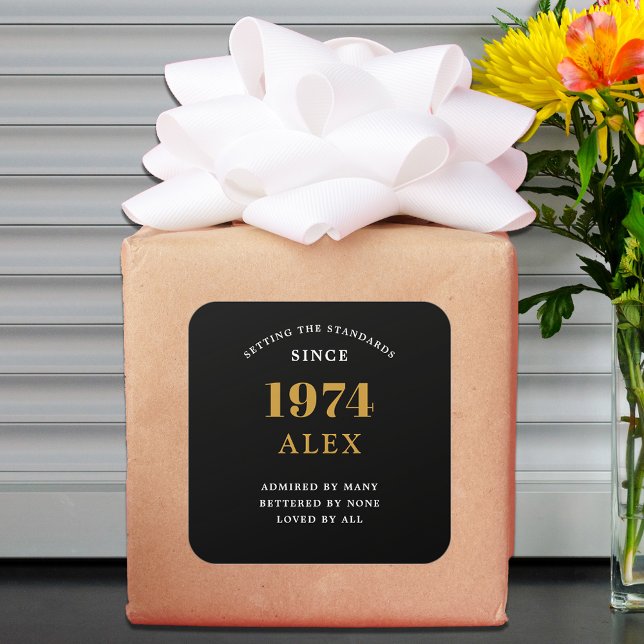 Sticker Carré 50e anniversaire Nom 1974 Black Gold Elegant Chic (50th Birthday 1974 Elegance: Exceptionally Chic Black and Gold Square Sticker. )