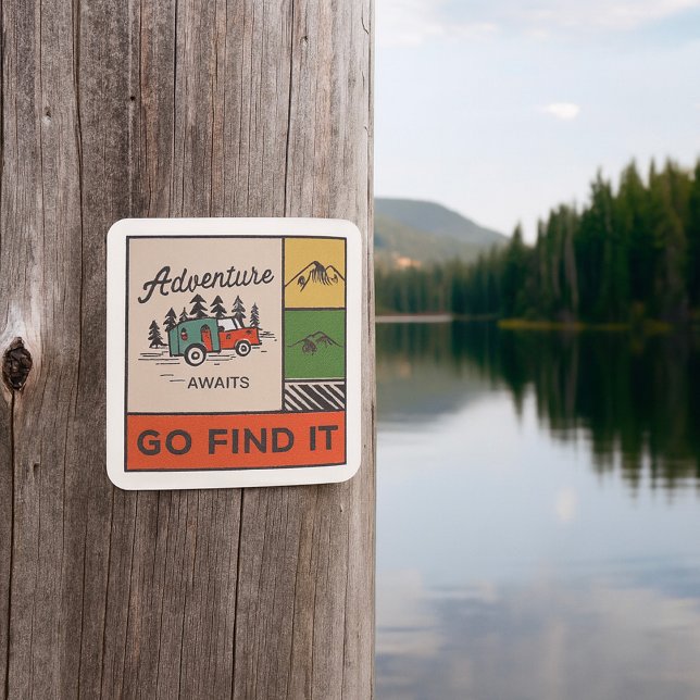 Sticker Carré Adventure Await Go Find It Retro Camping Travel (Créateur téléchargé)