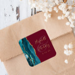 Sticker Carré Agate Geode Script Turquoise Gold Burgundy Mariage<br><div class="desc">Cet élégant autocollant mariage moderne présente un design turquoise d'aquarelle bleu géode avec une parties scintillant en faux or. Customisez facilement le texte de couleur or sur un arrière - plan rouge bordeaux,  avec les noms de la mariée et du marié en calligraphie manuscrite sur une grande esperluette.</div>