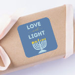Sticker Carré "Amour et Lumière" Juif Menorah Blue Hanoukka<br><div class="desc">Avec un arrière - plan bleu serein, une illustration brillante de la menorah et le message inspirant "Amour et Lumière", ces autocollants ajoutent chaleur et sens à vos réunions de vacances. Parfaits pour les dîners en famille, les fêtes ou toute occasion festive d'Hanoukka, ils apportent style et esprit à la...</div>