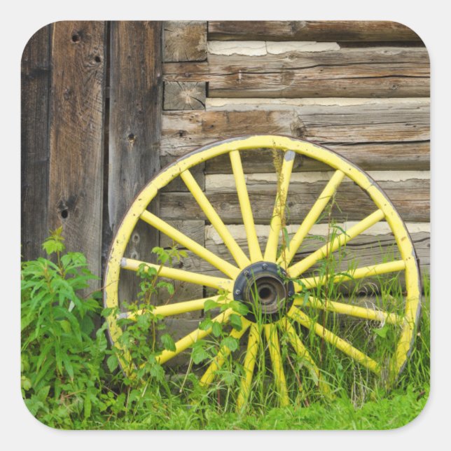 Sticker Carré Ancienne roue de wagon dans la vieille ville histo (Devant)