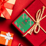 Sticker Carré Arbre De Noël Rouge Vert Plaid Et Flèche De Neige<br><div class="desc">Design autocollant de Noël personnalisé avec un arbre de Noël vert avec flocon rouge sur un motif plaid rouge et vert. Le texte est entièrement personnalisable.</div>