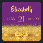 Sticker Carré Arc doré de 21e anniversaire avec ruban sur violet<br><div class="desc">Élégant, classique, glamour et féminin. Un arc doré à la parties scintillant dorée et brillant, un peu de bling et de luxe pour une fête de 21e anniversaire. arrière - plan violet foncé. Modèles pour le nom, l'âge de 21 ans, la date de naissance et la date de l'anniversaire ou...</div>