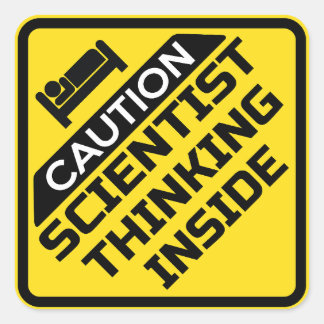 STICKER CARRÉ ATTENTION UN SCIENTIFIQUE PENSE À L'INTÉRIEUR